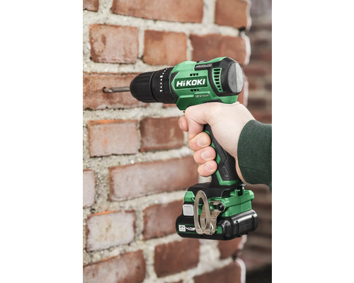 Akkubohrschrauber beim Bohren in eine Ziegelwand