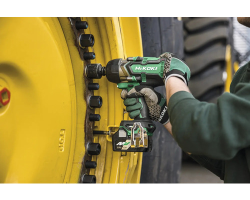 HiKOKI Akku-Schlagschrauber im Einsatz an einem Rad