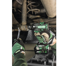 Eine Person benutzt einen Akku-Schlagschrauber von HiKoki, um an einem Auto zu arbeiten.