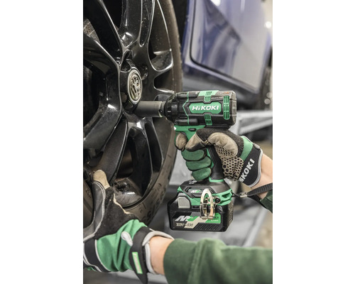 HiKoki Akku-Schlagschrauber im Einsatz an einem Autorad