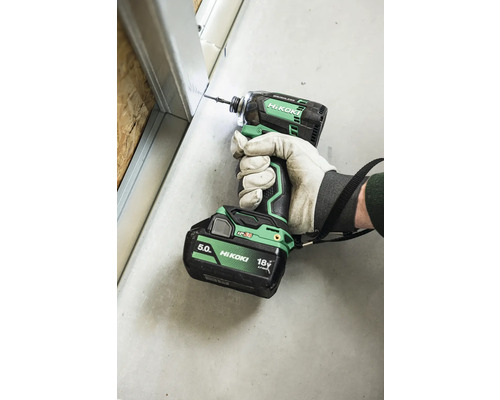 Akkuschlagschrauber beim Eindrehen einer Schraube in ein Metallprofil