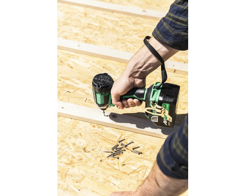 Eine Person schraubt mit einem Akku-Schlagschrauber Schrauben in Holz.