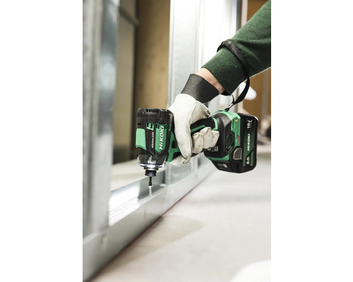 Eine Person schraubt mit einem Akku-Schlagschrauber von HiKoki eine Schraube in ein Metallprofil.