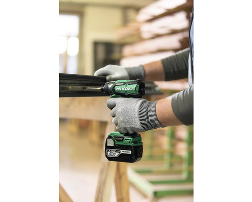 Mann schraubt mit Akku-Schlagschrauber Schraube in Werkstück