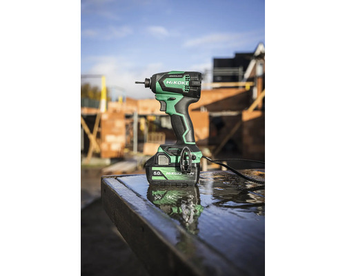 HiKOKI Akku-Schlagschrauber auf einem Tisch