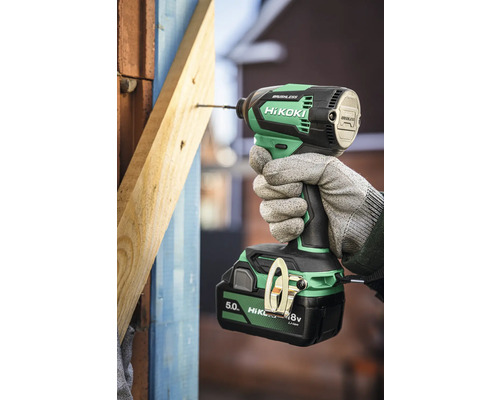 Hikoki Akku-Schlagschrauber im Einsatz beim Schrauben in Holz