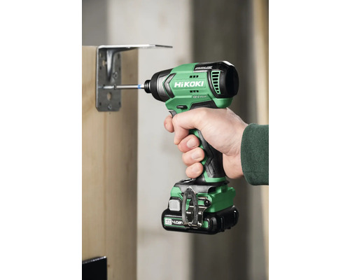 HiKoki Akku-Schlagschrauber beim Eindrehen einer Schraube in einen Winkelverbinder