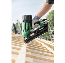 Eine Person befestigt mit einem grünen HiKoki Akku-Nagler ein Holzbrett auf einem Dachstuhl.