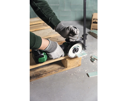 Fliesenschneider im Einsatz zum Zuschneiden von Fliesen auf einer Holzpalette