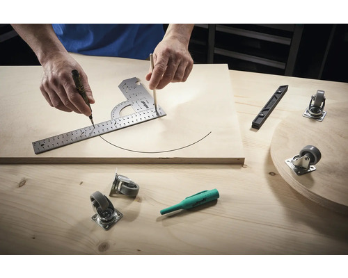 Werkbank mit Werkzeugen und Rollen zum Bearbeiten von Holz