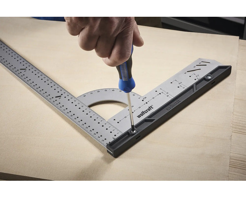 Wolfcraft Logo. Eine Person befestigt mit einem Schraubendreher einen Multifunktionswinkel an einer Holzplatte.