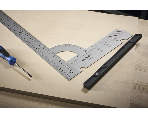 Wolfcraft Logo Winkelmesser, Anschlagwinkel und Schraubendreher auf einer Holzoberfläche