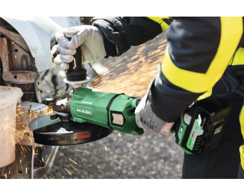 Einhandwinkelschleifer im Einsatz mit Funkenflug