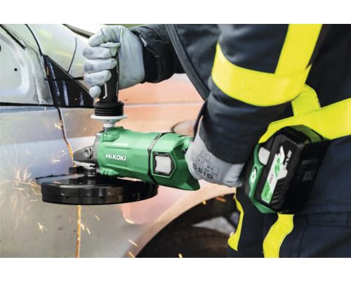 Eine Person verwendet einen grünen Akku-Winkelschleifer von HiKOKI, um Metall zu schneiden.