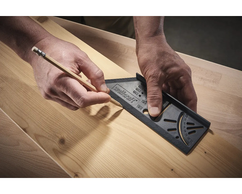 Person zeichnet mit Bleistift und Winkel auf Holz