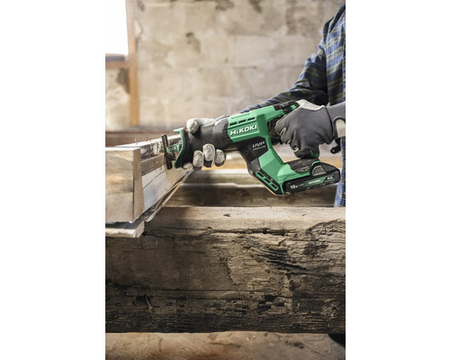 Akkubetriebene Säbelsäge beim Schneiden von Holz