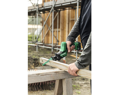 Eine Person sägt ein Holzbrett mit einer Akku-Säbelsäge von Hikoki.