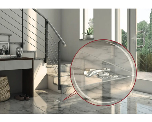 Eingangsbereich mit Treppe, Kommode und glänzenden Fliesen