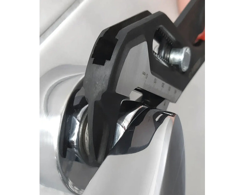 Wasserpumpenzange im Einsatz an einem glänzenden, metallischen Objekt