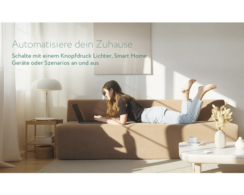 Frau liegt auf Sofa und bedient Laptop zur Heimautomatisierung