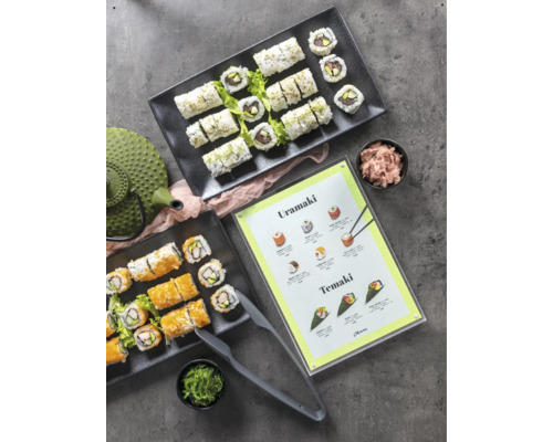 Sushiplatten mit Uramaki und Temaki, Menükarte, Teekanne und Sushi-Zange