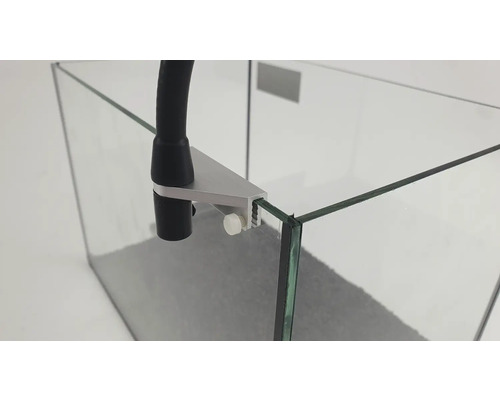 Nahaufnahme eines leeren Glasaquariums mit Beleuchtung und Kiesboden