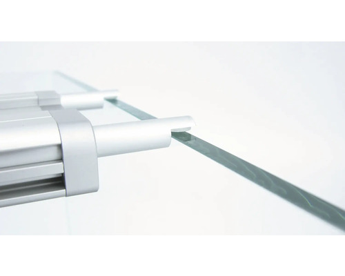 Detailansicht eines Glasregals mit Halterung