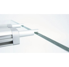 Detailansicht eines Glasregals mit Halterung