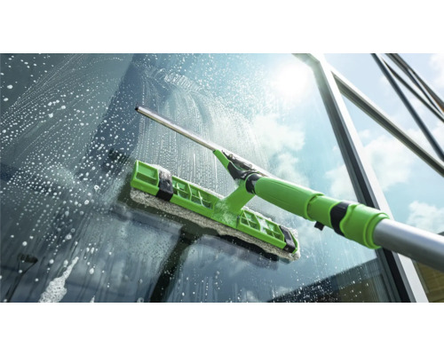 Fensterreinigung mit Fensterwischer und Teleskopstiel
