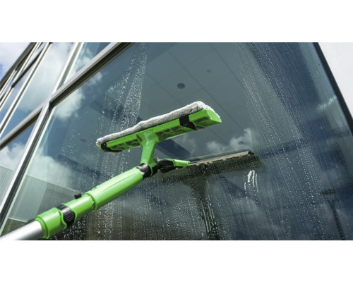 Fensterputzer mit Teleskopstiel reinigt Fenster