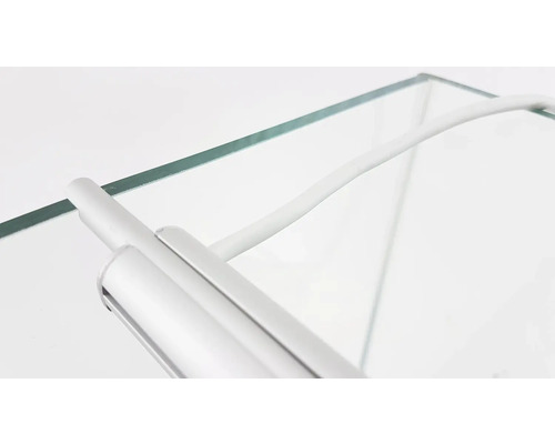 Detailaufnahme einer Glasablage mit silberfarbener Halterung und Kabel