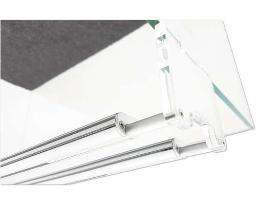 Detailansicht einer Glasablage mit Befestigungselementen