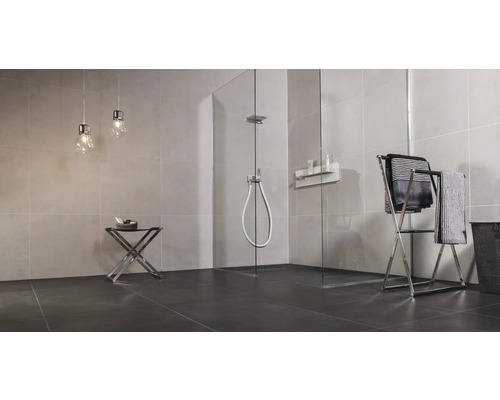 Modernes Badezimmer mit Dusche, Handtuchhalter und Ablagetisch