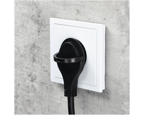 Schuko Stecker in einer Steckdose