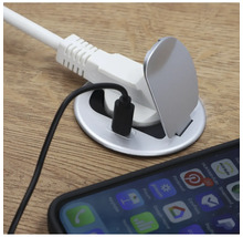 Tischsteckdose mit USB-Anschluss und Stromkabel auf einem Tisch