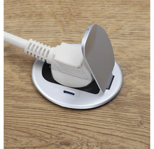 Versenkbare Steckdose mit geöffnetem Deckel und eingestecktem Stecker.