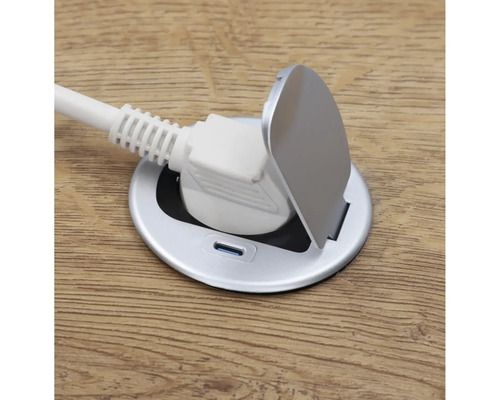 Versenkbare Steckdose mit geöffnetem Deckel und eingestecktem Stecker.