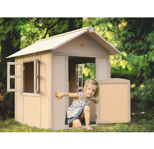 Kind spielt in einem Kunststoff-Spielhaus im Garten.