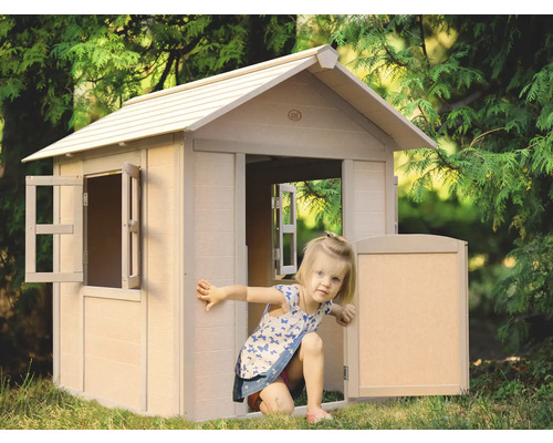 Kind spielt in einem Kunststoff-Spielhaus im Garten.