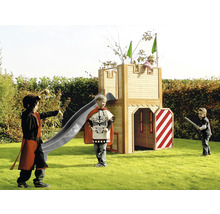 Holzburg mit Rutsche im Garten mit spielenden Kindern