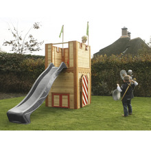 Spielturm mit Rutsche im Garten mit spielenden Kindern