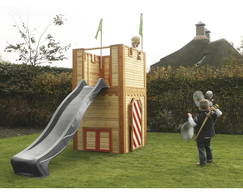 Spielturm mit Rutsche im Garten mit spielenden Kindern