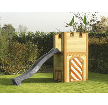 Spielturm in Form eines Schlosses mit Rutsche im Garten