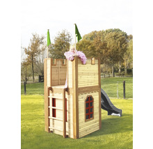 Spielturm aus Holz mit Rutsche und Leiter im Garten