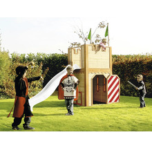Spielplatzburg mit Rutsche und spielenden Kindern im Garten