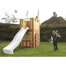 Spielturm mit Rutsche im Garten mit Kindern beim Spielen