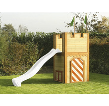 Spielturm aus Holz mit Rutsche im Garten