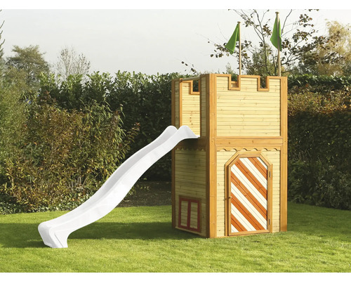 Spielturm aus Holz mit Rutsche im Garten