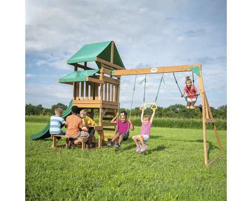 Spielplatzanlage mit Turm, Schaukeln, Rutsche und Picknicktisch im Garten