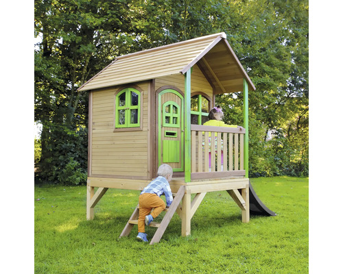 Spielhaus aus Holz mit Rutsche im Garten mit spielenden Kindern